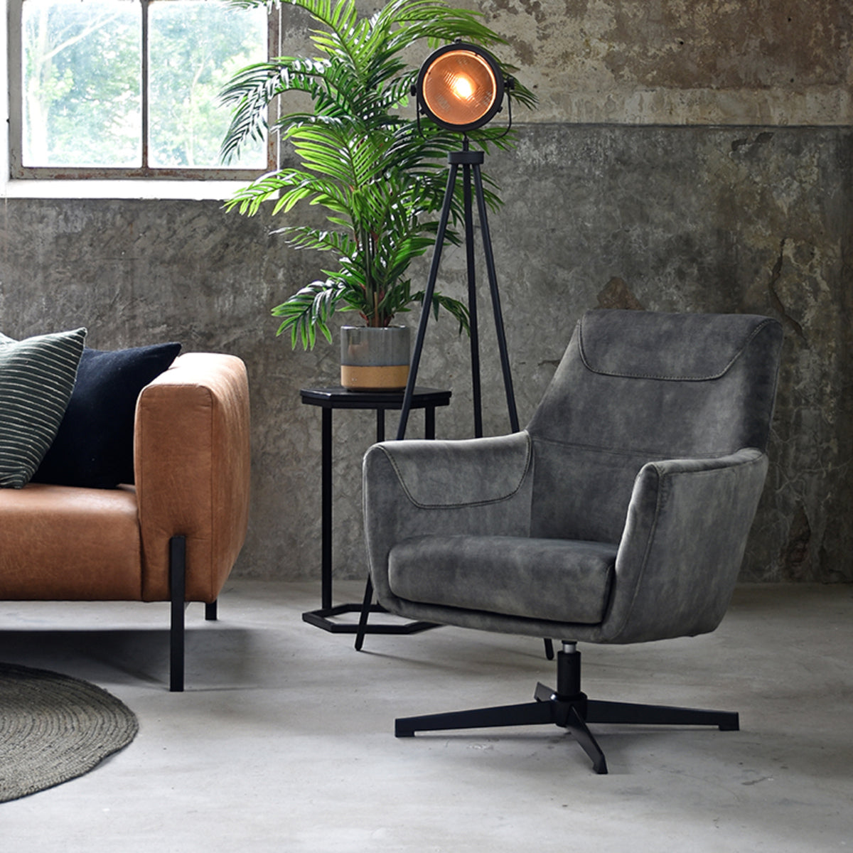 LABEL51 Fauteuil Toby - Antraciet - Velours van LABEL51 – Luxe comfort op maat van PureWonen. Vraag naar de beste prijs.