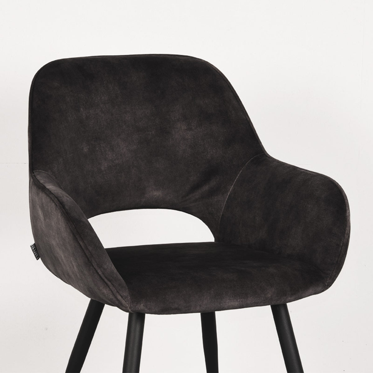 LABEL51 Eetkamerstoel Fer - Antraciet - Velours van LABEL51 – Luxe comfort op maat van PureWonen. Vraag naar de beste prijs.