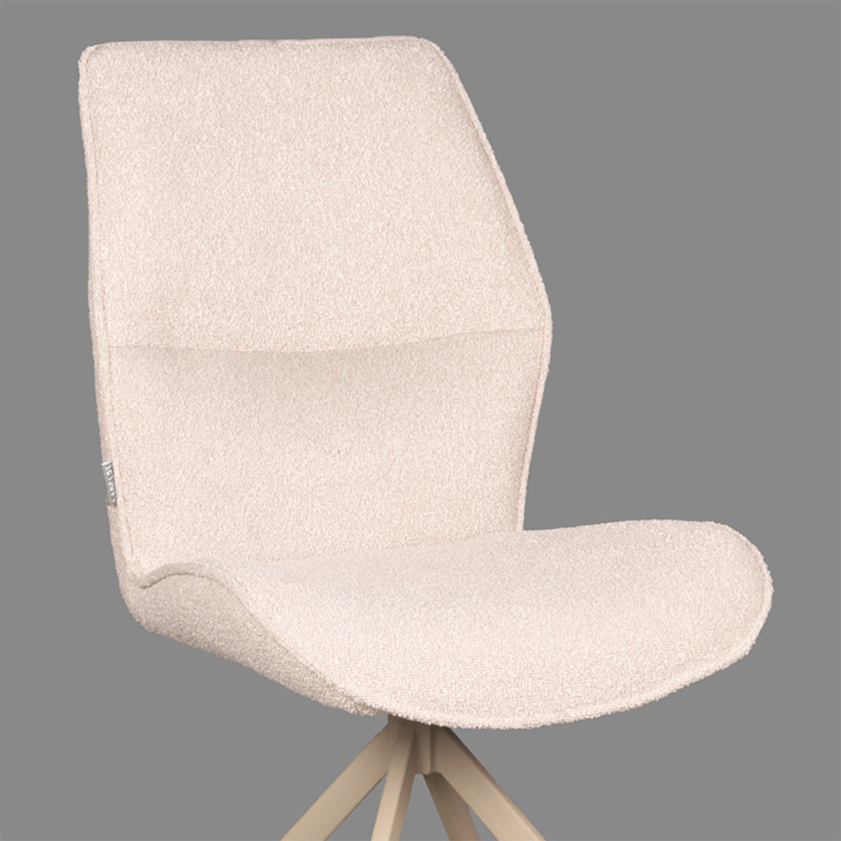 LABEL51 Eetkamerstoel Comfy - Naturel - Boucle - Taupe Onderstel van LABEL51 – Luxe comfort op maat van PureWonen. Vraag naar de beste prijs.