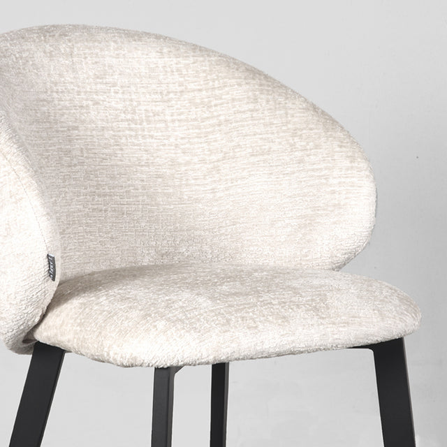 LABEL51 Eetkamerstoel Logan - Crème - Fluweel van LABEL51 – Luxe comfort op maat van PureWonen. Vraag naar de beste prijs.