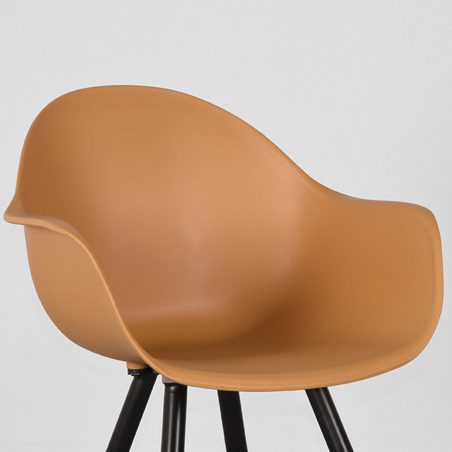 LABEL51 Eetkamerstoel Luca - Oker - Kunststof van LABEL51 – Luxe comfort op maat van PureWonen. Vraag naar de beste prijs.