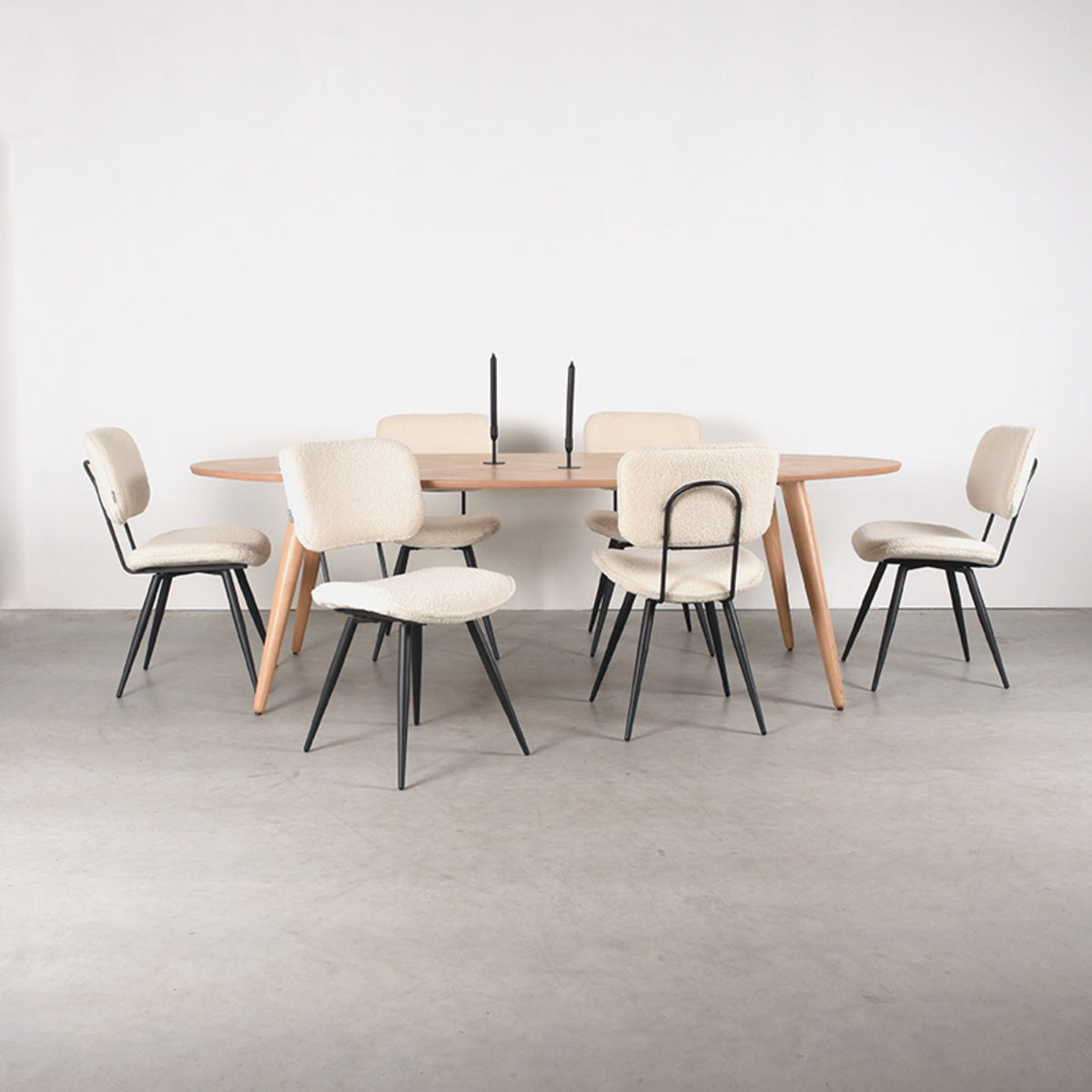 LABEL51 Eetkamertafel Ines - Naturel - Eiken - 240x110 cm van LABEL51 – Luxe comfort op maat van PureWonen. Vraag naar de beste prijs.