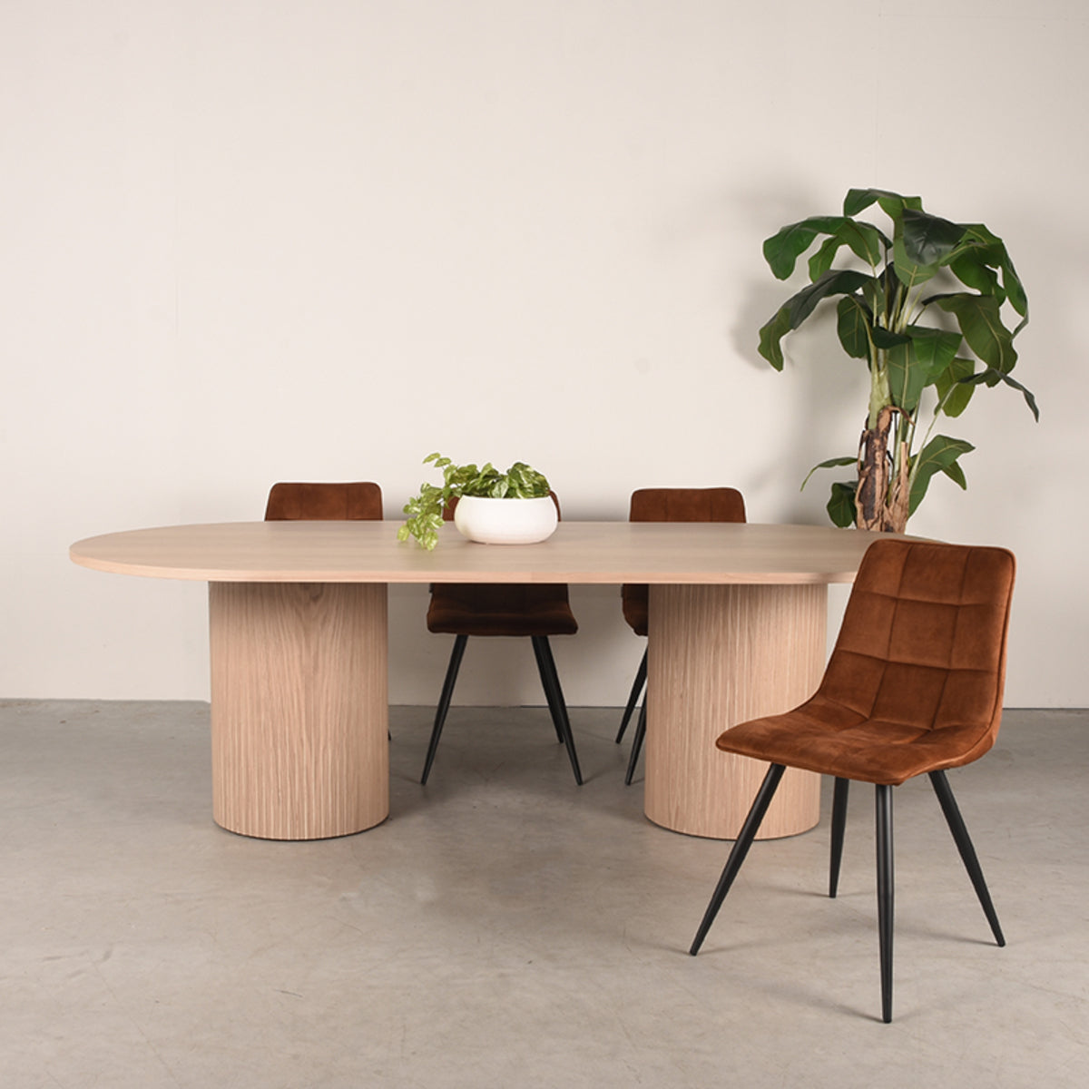 LABEL51 Eetkamertafel Oliva - Naturel - Eiken - 240x120 cm van LABEL51 – Luxe comfort op maat van PureWonen. Vraag naar de beste prijs.