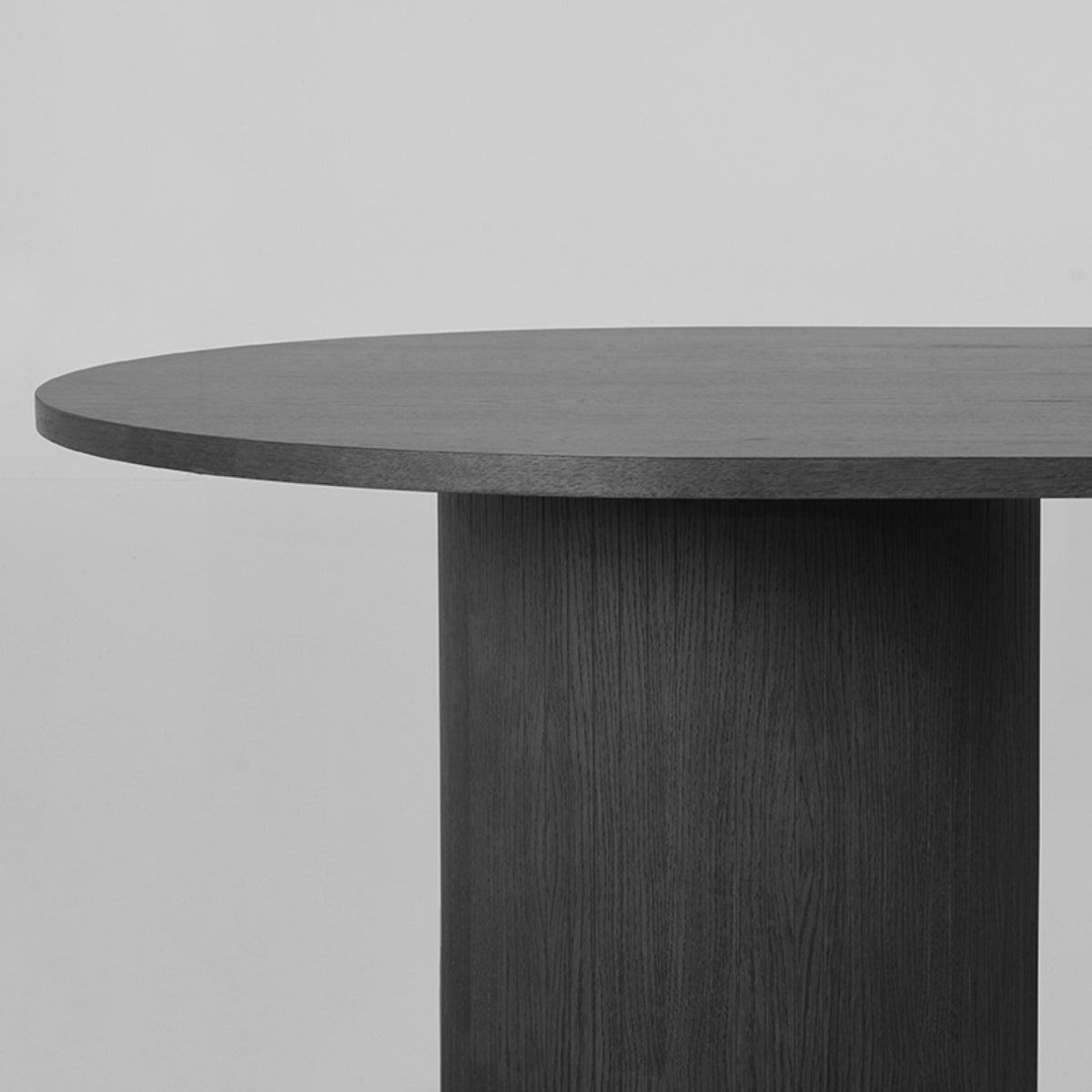 LABEL51 Eetkamertafel Oliva - Zwart - Eiken - 240x120 cm van LABEL51 – Luxe comfort op maat van PureWonen. Vraag naar de beste prijs.