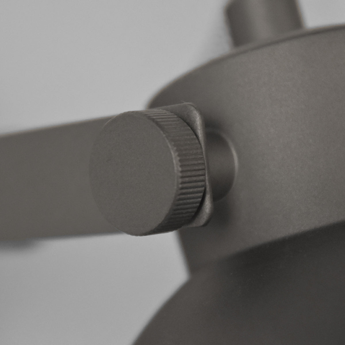 LABEL51 Wandlamp Bow - Burned Steel - Metaal - M van LABEL51 – Luxe comfort op maat van PureWonen. Vraag naar de beste prijs.