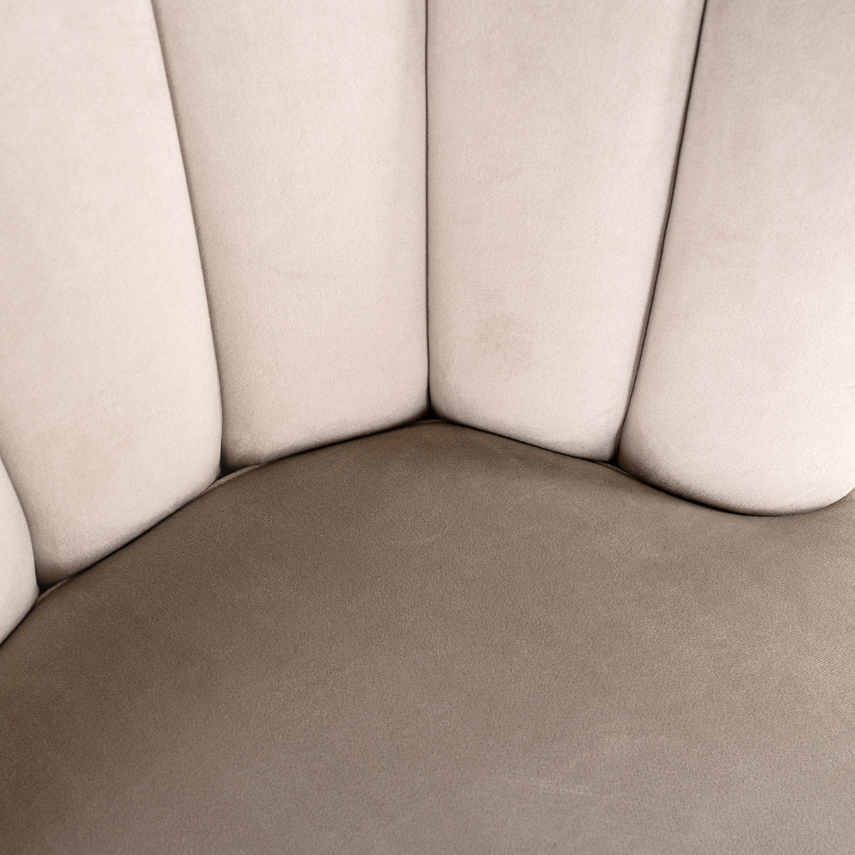 Stoel Pippa khaki velvet / black (Quartz Khaki 903) van Richmond Interiors – Luxe comfort op maat van PureWonen. Vraag naar de beste prijs.