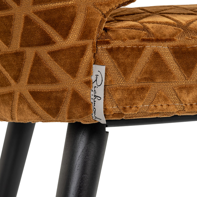 Eetkamerstoel Indigo gold triangle (Triangle 2013 old gold) van Richmond Interiors – Luxe comfort op maat van PureWonen. Vraag naar de beste prijs.