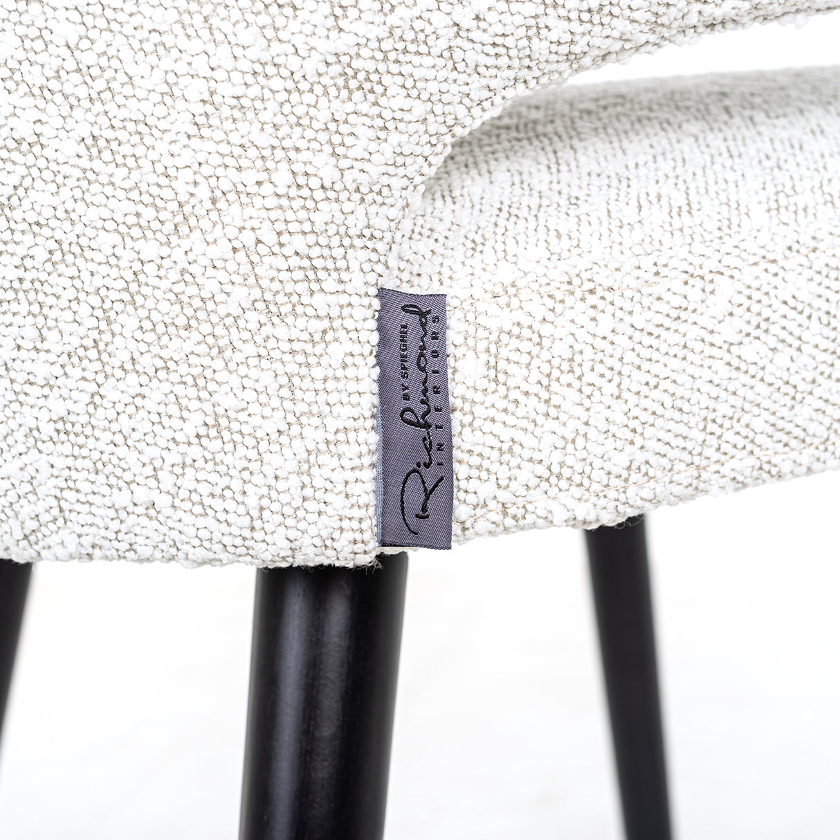 Stoel Indigo van Richmond Interiors – Luxe comfort op maat van PureWonen. Vraag naar de beste prijs.