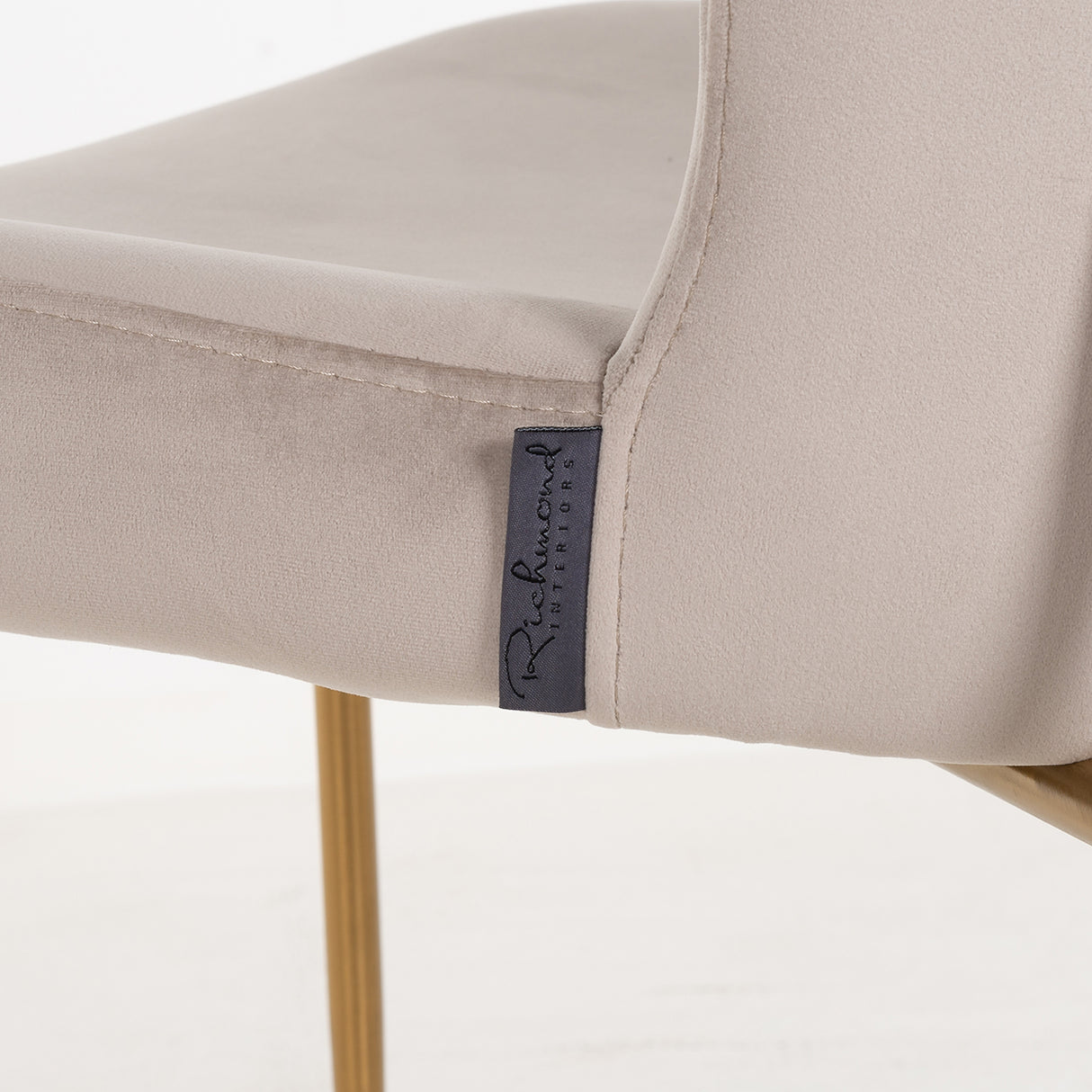 Stoel Odessa khaki / brushed gold fire retardant (FR-Quartz 903 Khaki) van Richmond Interiors – Luxe comfort op maat van PureWonen. Vraag naar de beste prijs.