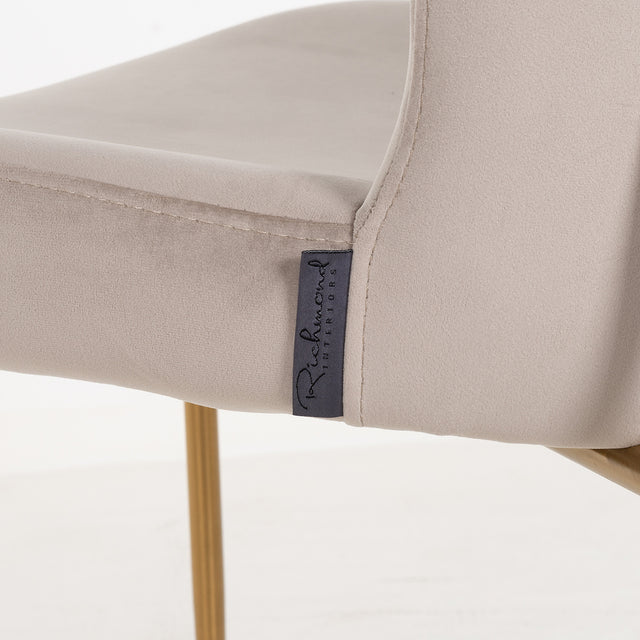 Stoel Odessa khaki / brushed gold fire retardant (FR-Quartz 903 Khaki) van Richmond Interiors – Luxe comfort op maat van PureWonen. Vraag naar de beste prijs.
