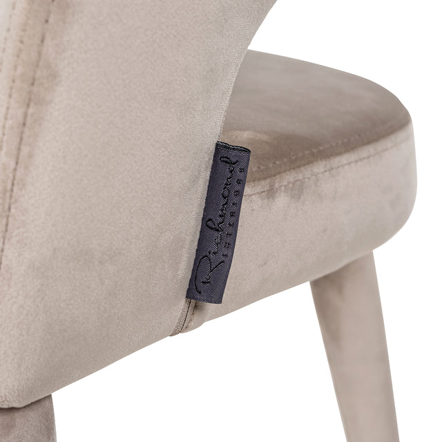 Stoel Gia khaki velvet fire retardant (FR-Quartz 903 Khaki) van Richmond Interiors – Luxe comfort op maat van PureWonen. Vraag naar de beste prijs.