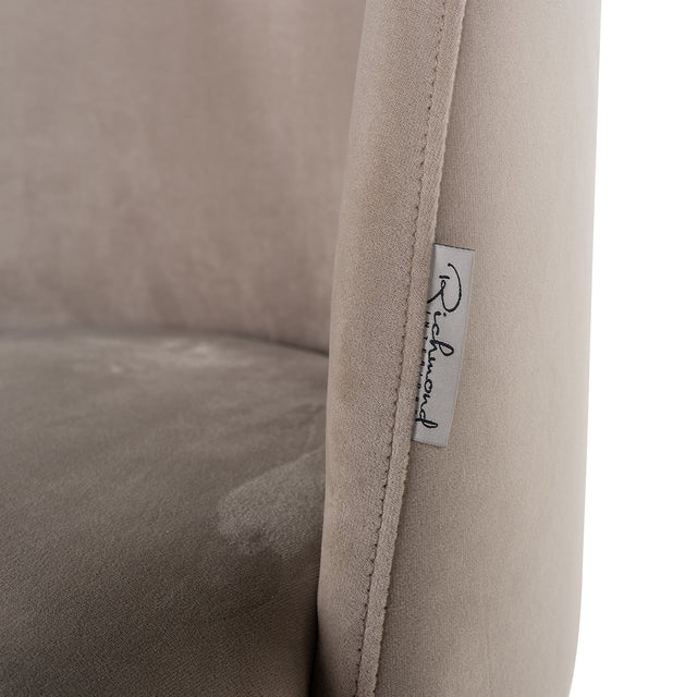 Stoel Alicia khaki velvet fire retardant (FR-Quartz 903 Khaki) van Richmond Interiors – Luxe comfort op maat van PureWonen. Vraag naar de beste prijs.
