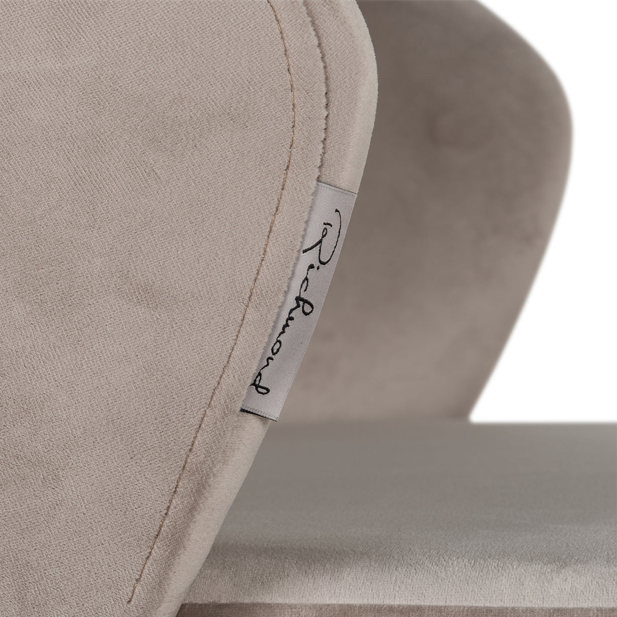 Stoel Savoy khaki velvet (Quartz Khaki 903) van Richmond Interiors – Luxe comfort op maat van PureWonen. Vraag naar de beste prijs.