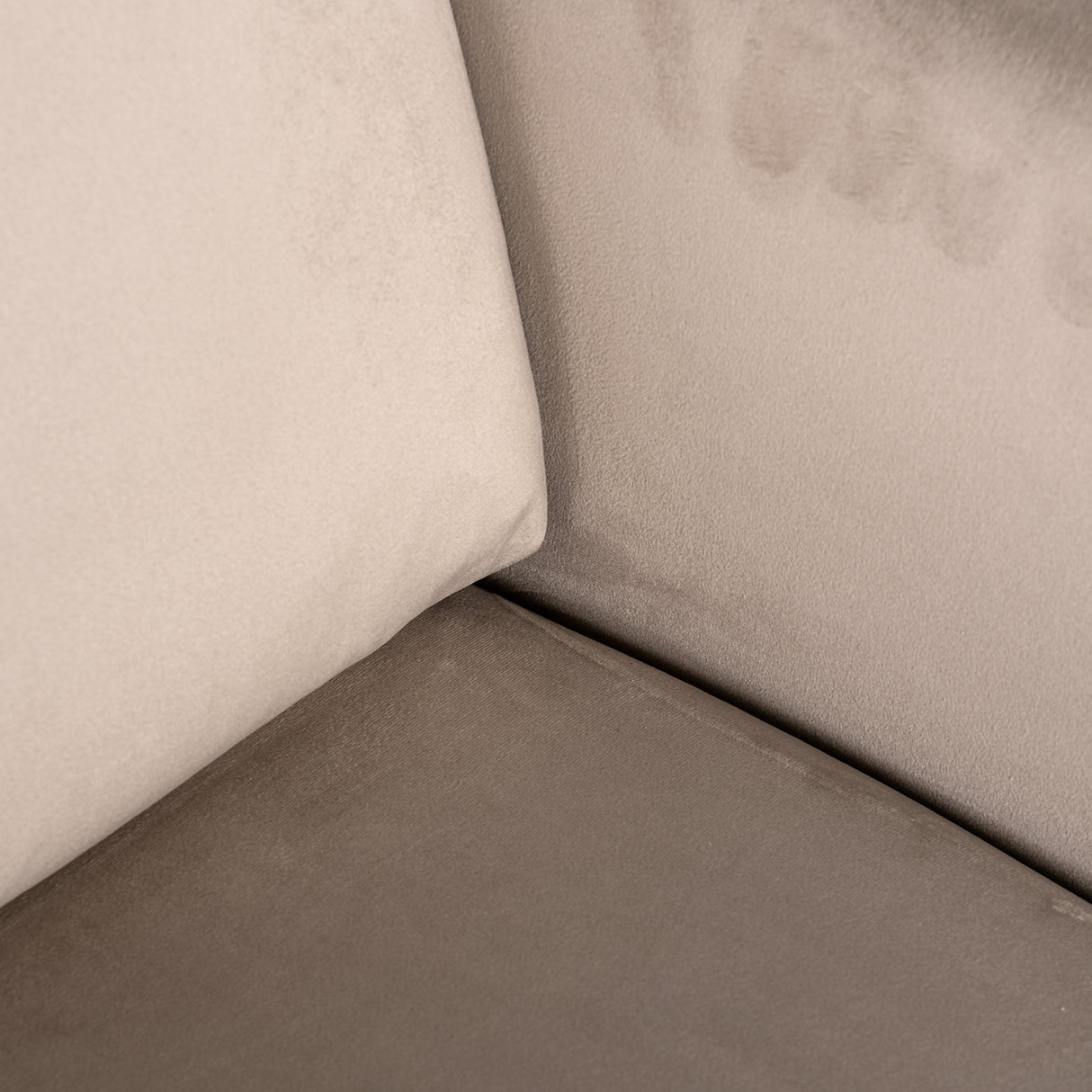 Draaifauteuil Turner khaki velvet fire retardant (FR-Quartz 903 Khaki) van Richmond Interiors – Luxe comfort op maat van PureWonen. Vraag naar de beste prijs.