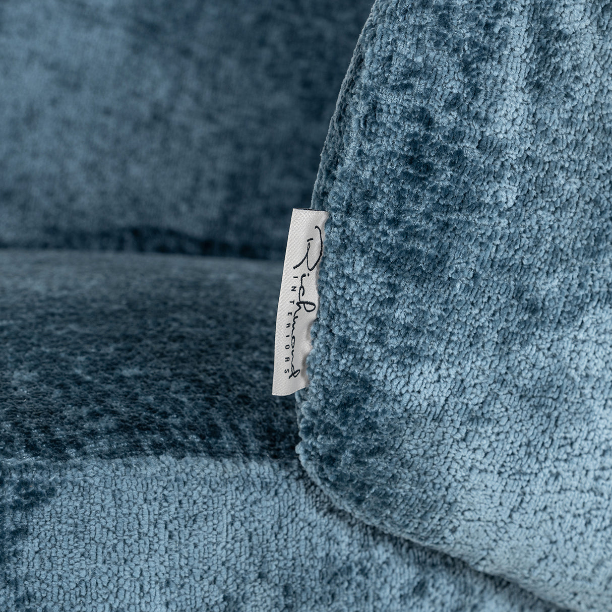 Stoel Amphara blue chenille fire retardant (Bergen 601 blue chenille) van Richmond Interiors – Luxe comfort op maat van PureWonen. Vraag naar de beste prijs.