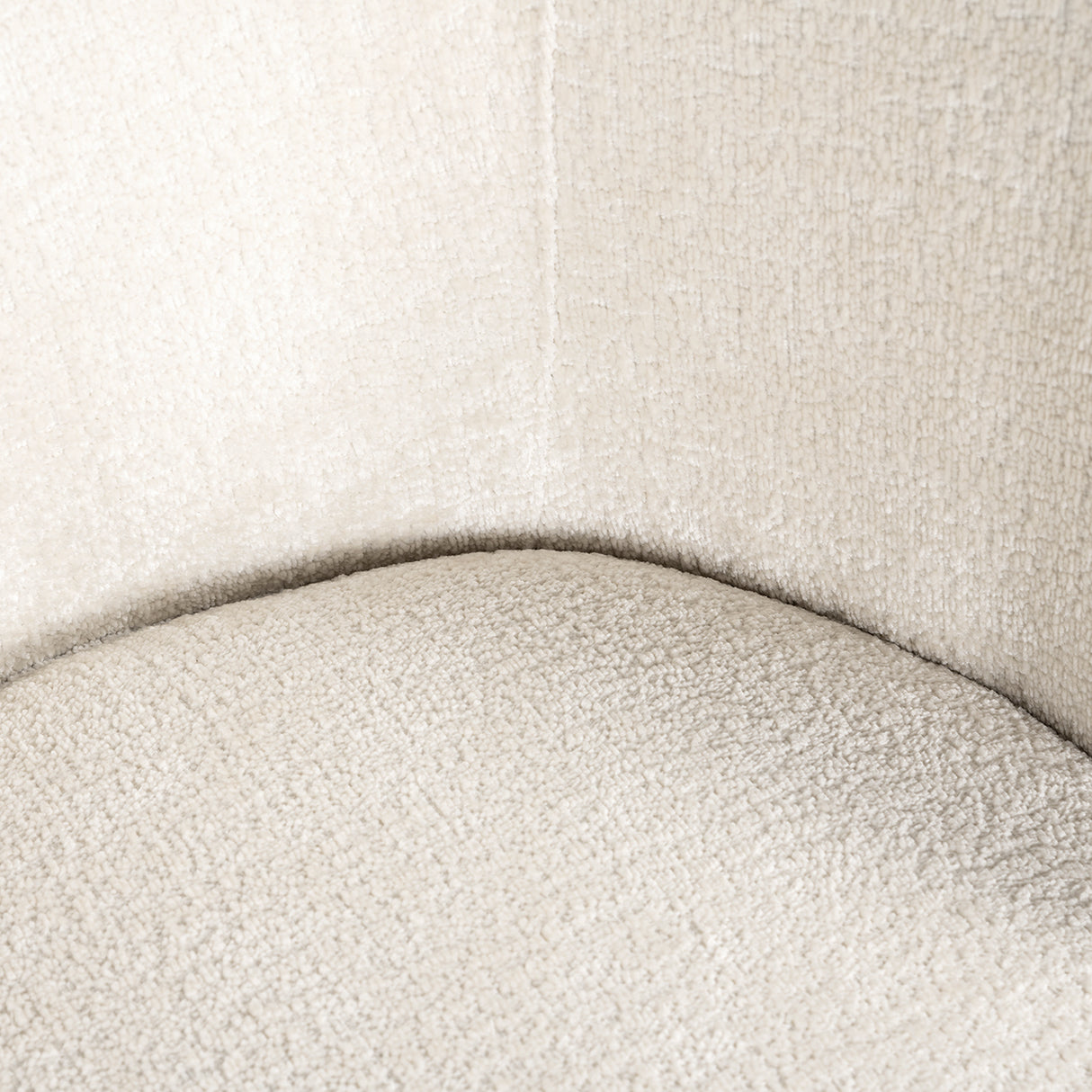 Stoel Amphara white chenille fire retardant (FR-Bergen 900 white chenille) van Richmond Interiors – Luxe comfort op maat van PureWonen. Vraag naar de beste prijs.