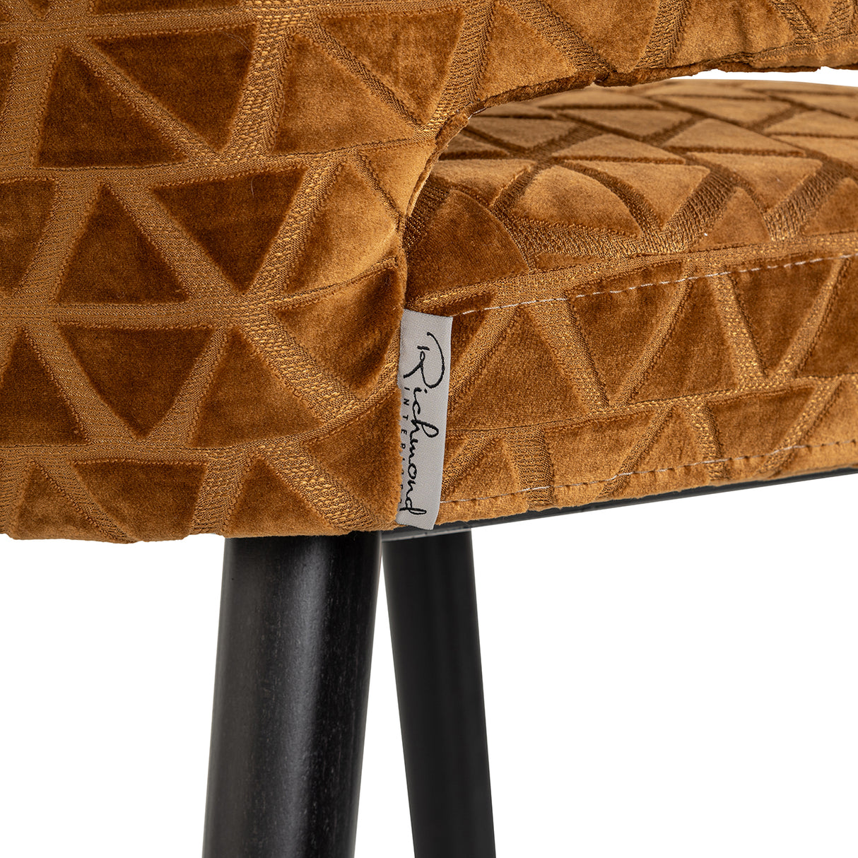 Counterstoel Indigo gold triangle (Triangle 2013 old gold) van Richmond Interiors – Luxe comfort op maat van PureWonen. Vraag naar de beste prijs.