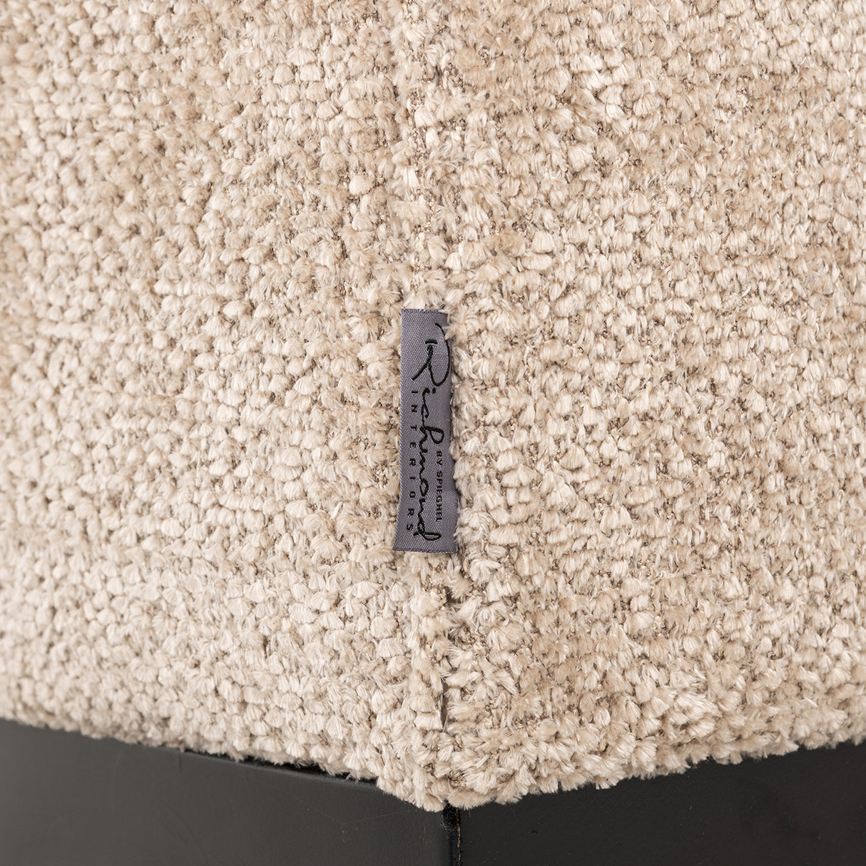 Ronde hoek eetkamerbank Hillpark () van Richmond Interiors – Luxe comfort op maat van PureWonen. Vraag naar de beste prijs.