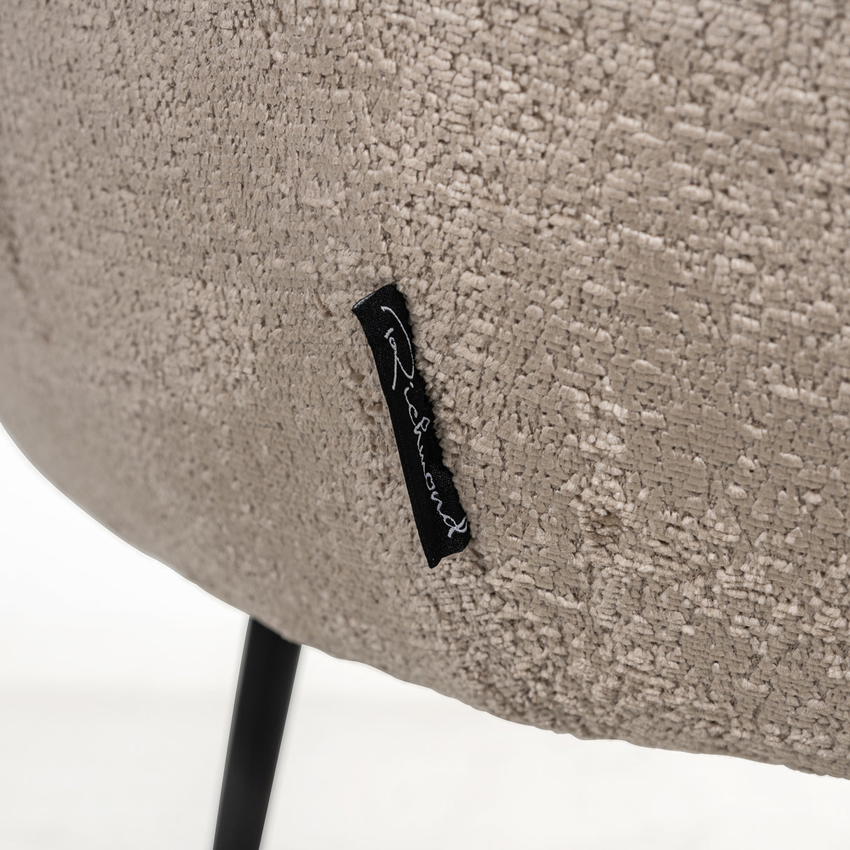 Stoel Ruby taupe chenille (Bergen 104 taupe chenille) van Richmond Interiors – Luxe comfort op maat van PureWonen. Vraag naar de beste prijs.