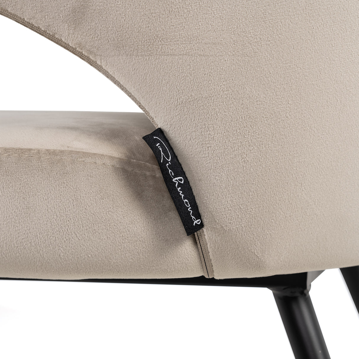 Stoel Xandra khaki velvet (Quartz Khaki 903) van Richmond Interiors – Luxe comfort op maat van PureWonen. Vraag naar de beste prijs.