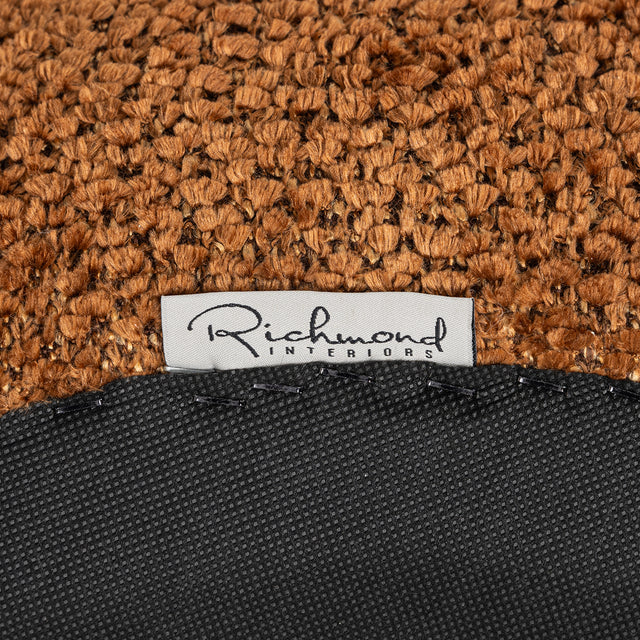 Poef Jace lovely cinnamon (Be Lovely 603 Cinnamon) van Richmond Interiors – Luxe comfort op maat van PureWonen. Vraag naar de beste prijs.