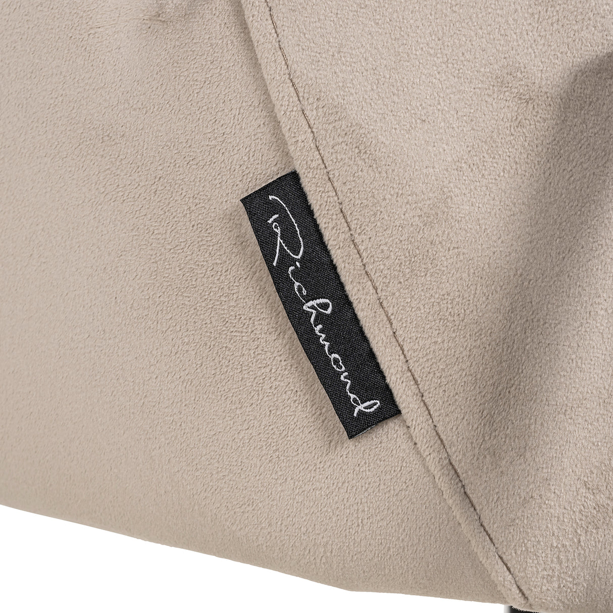 Stoel Amber khaki velvet fire retardant (FR-Quartz 903 Khaki) van Richmond Interiors – Luxe comfort op maat van PureWonen. Vraag naar de beste prijs.