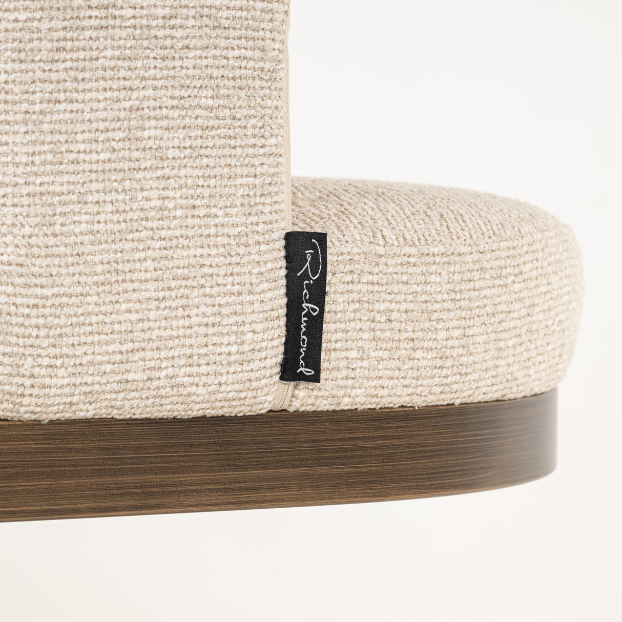 Barstoel Ellis biscotti van Richmond Interiors – Luxe comfort op maat van PureWonen. Vraag naar de beste prijs.