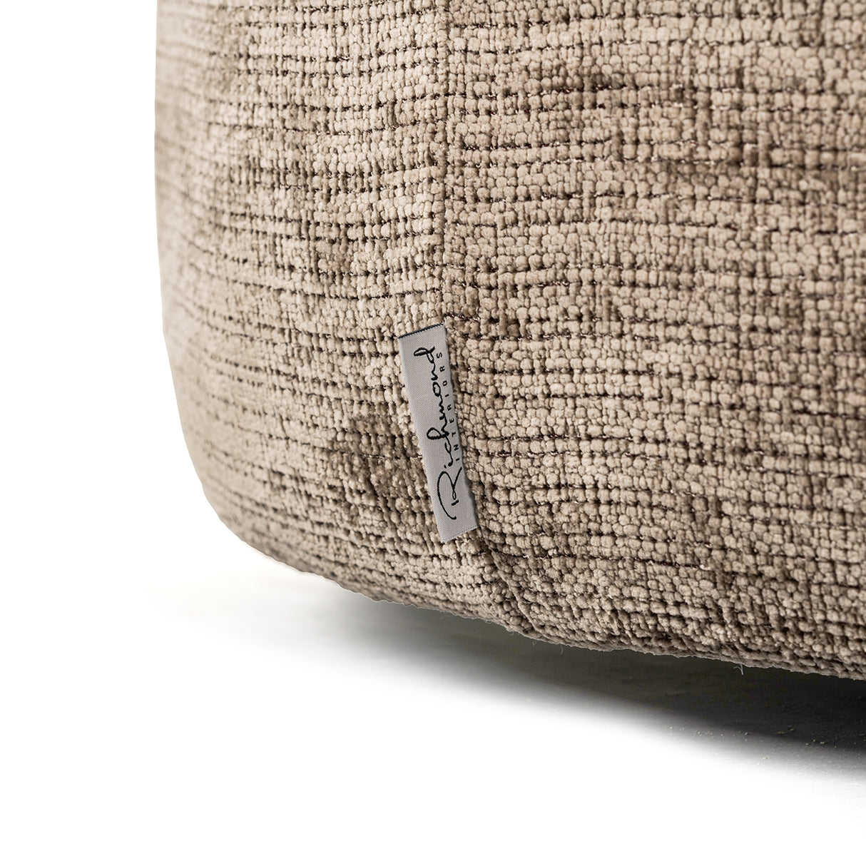 Fauteuil Penelope stone fire retardant (Niagara 104 Stone Chenille) van Richmond Interiors – Luxe comfort op maat van PureWonen. Vraag naar de beste prijs.