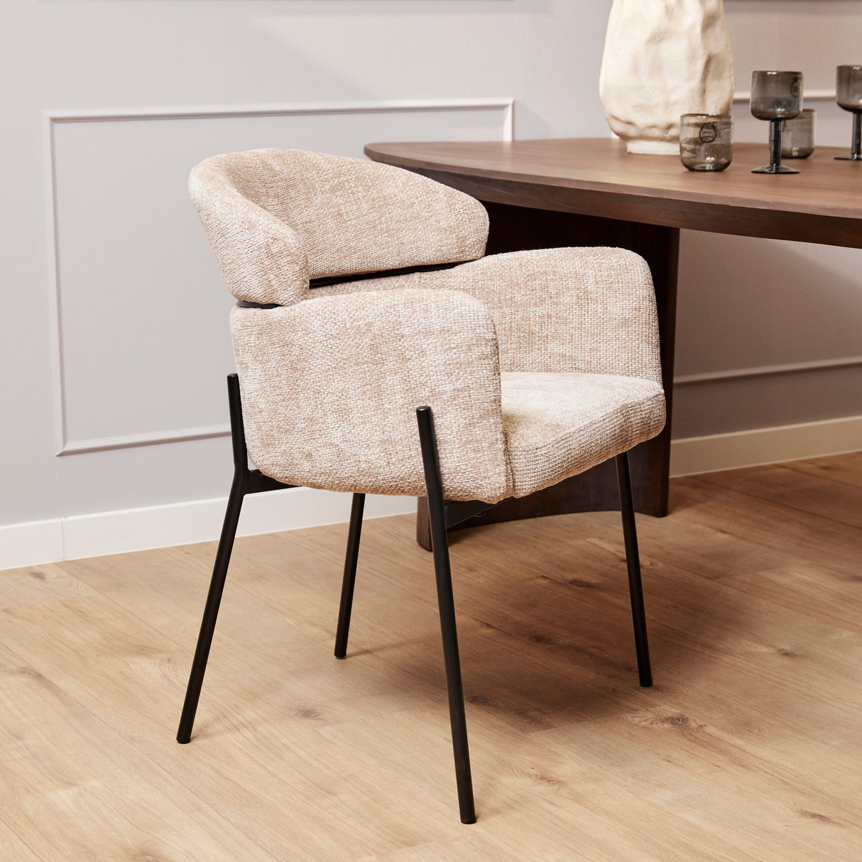 Eetkamerstoel Otis | Beige van PureWonen – Luxe comfort op maat van PureWonen. Vraag naar de beste prijs.