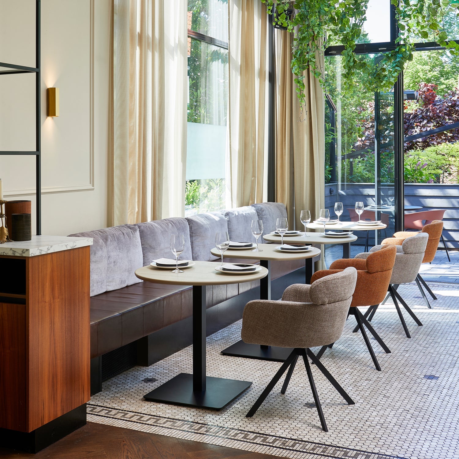 Fenne Draaibare Eetkamerstoel Geweven Stof Ginger van WOOOD – Luxe comfort op maat van PureWonen. Vraag naar de beste prijs.