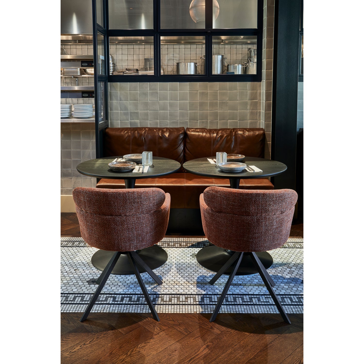 Fenne Draaibare Eetkamerstoel Geweven Stof Chestnut van WOOOD – Luxe comfort op maat van PureWonen. Vraag naar de beste prijs.