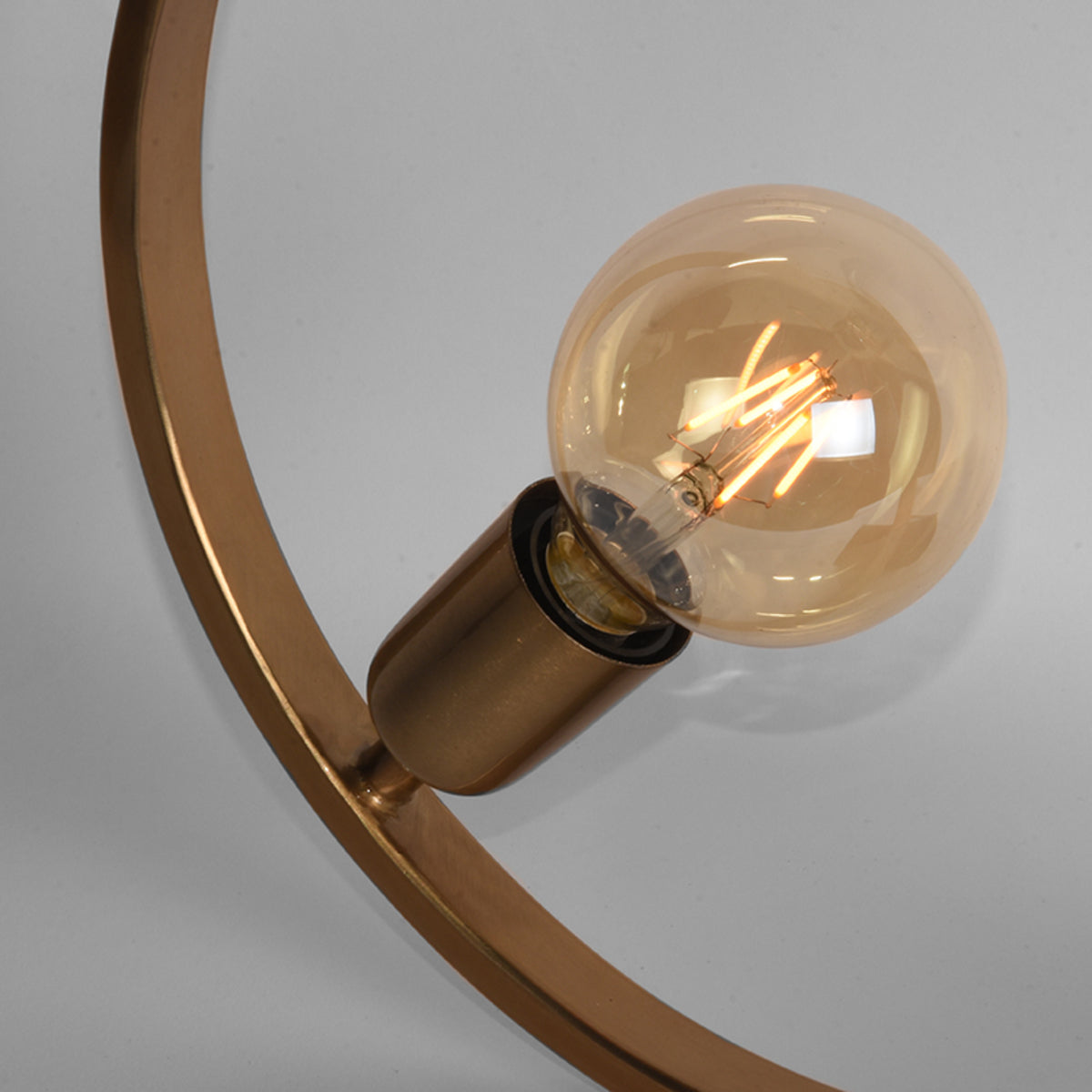 LABEL51 Tafellamp Ring - Antiek goud - Metaal van LABEL51 – Luxe comfort op maat van PureWonen. Vraag naar de beste prijs.