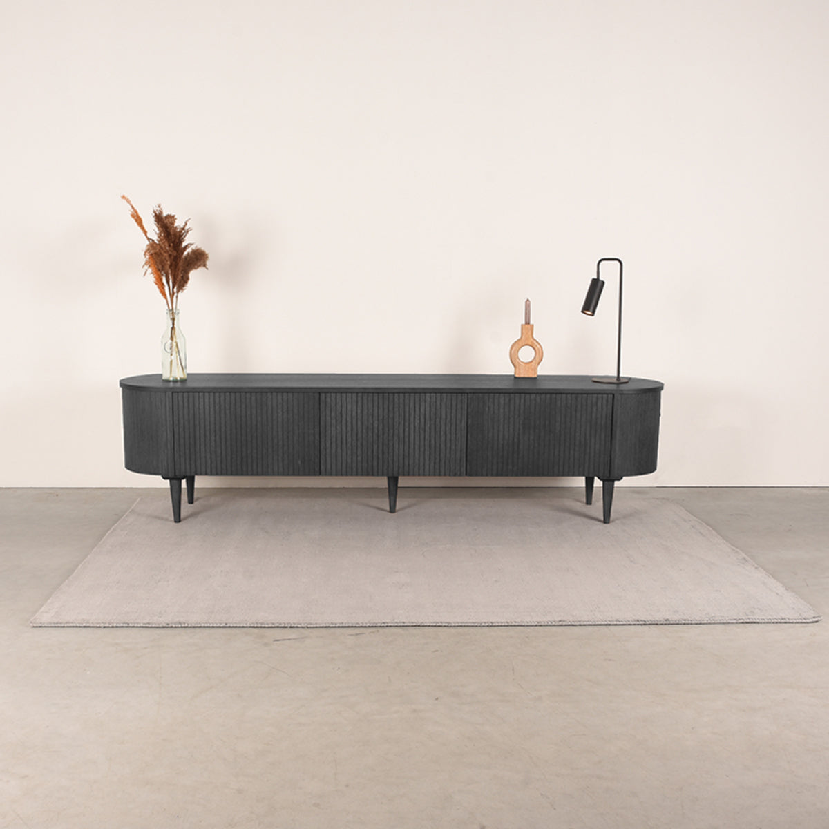 LABEL51 Tv-meubel Oliva - Zwart - Eiken - Tv-Meubel 220 cm van LABEL51 – Luxe comfort op maat van PureWonen. Vraag naar de beste prijs.
