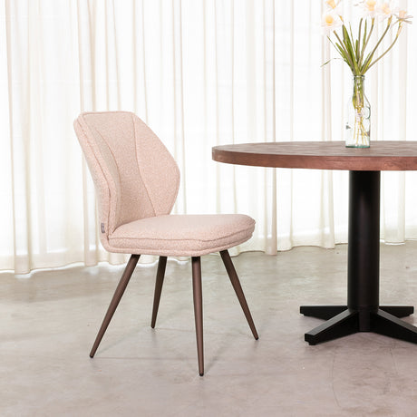 LABEL51 Eetkamerstoel Silvain - Naturel - Royal Boucle - Brons Metalen Frame van LABEL51 – Luxe comfort op maat van PureWonen. Vraag naar de beste prijs.